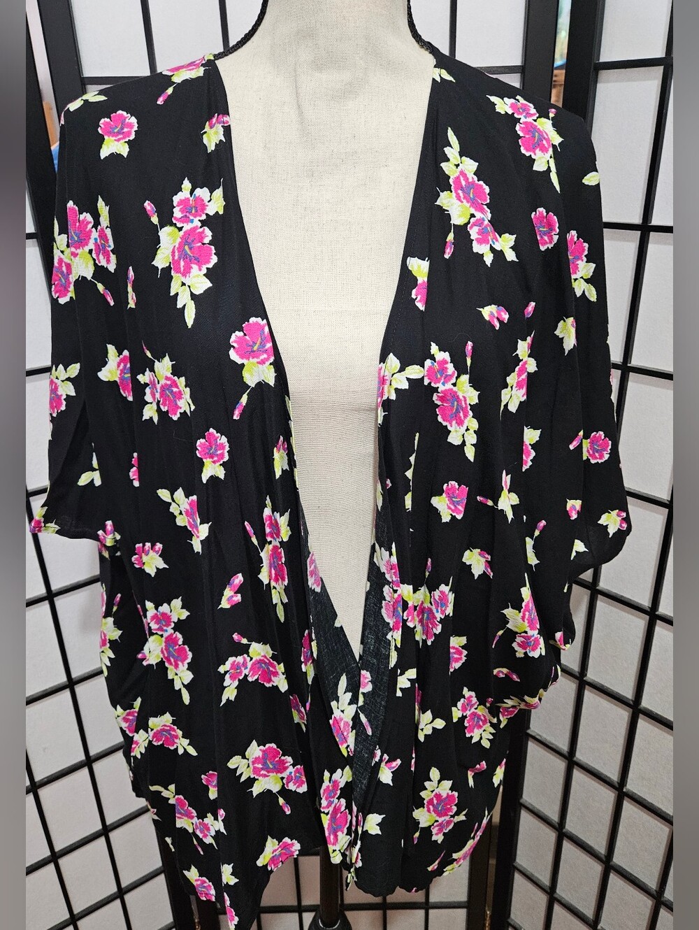Adam Levine L/XL Black & Pink Floral Kimono Cardigan